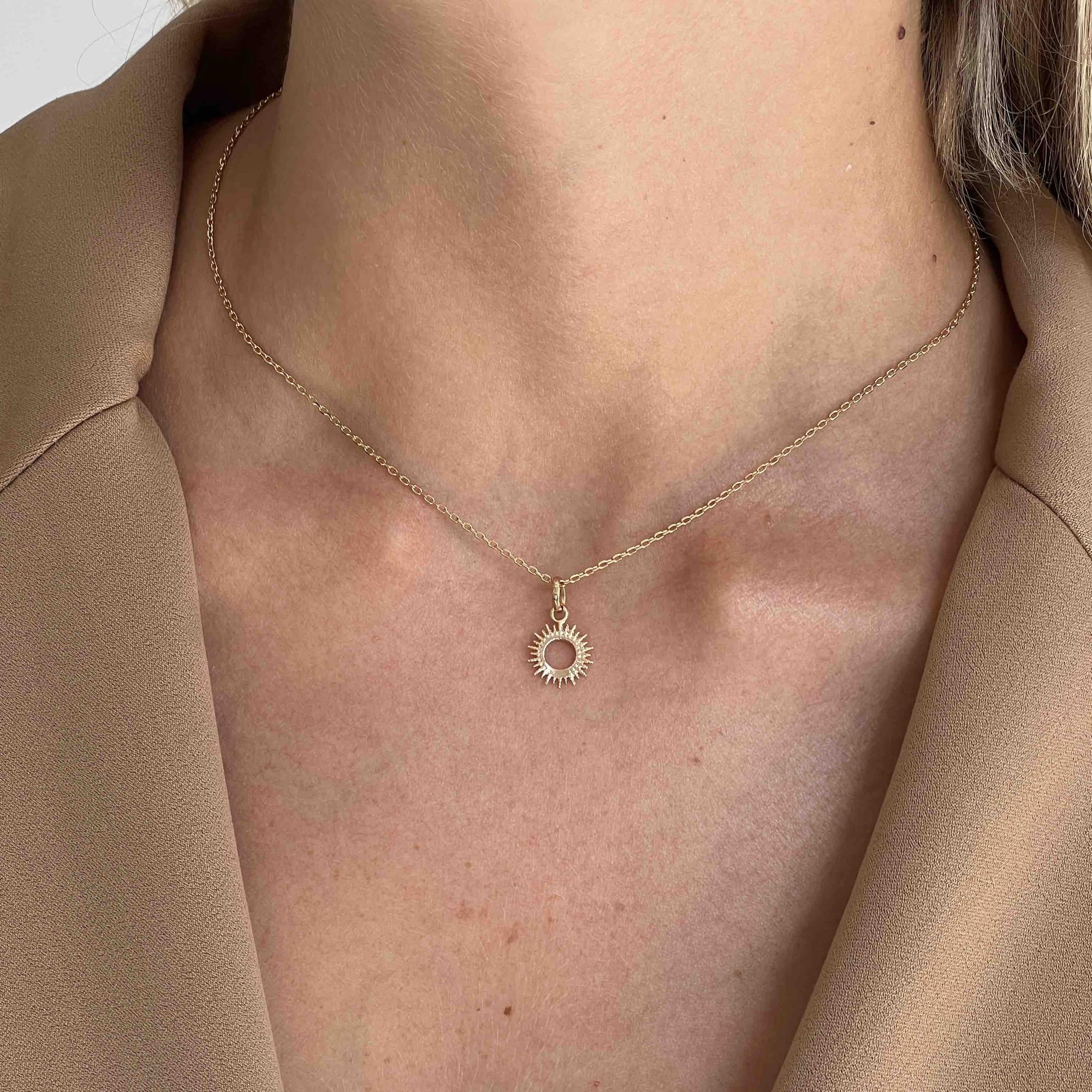 кулон Солнце