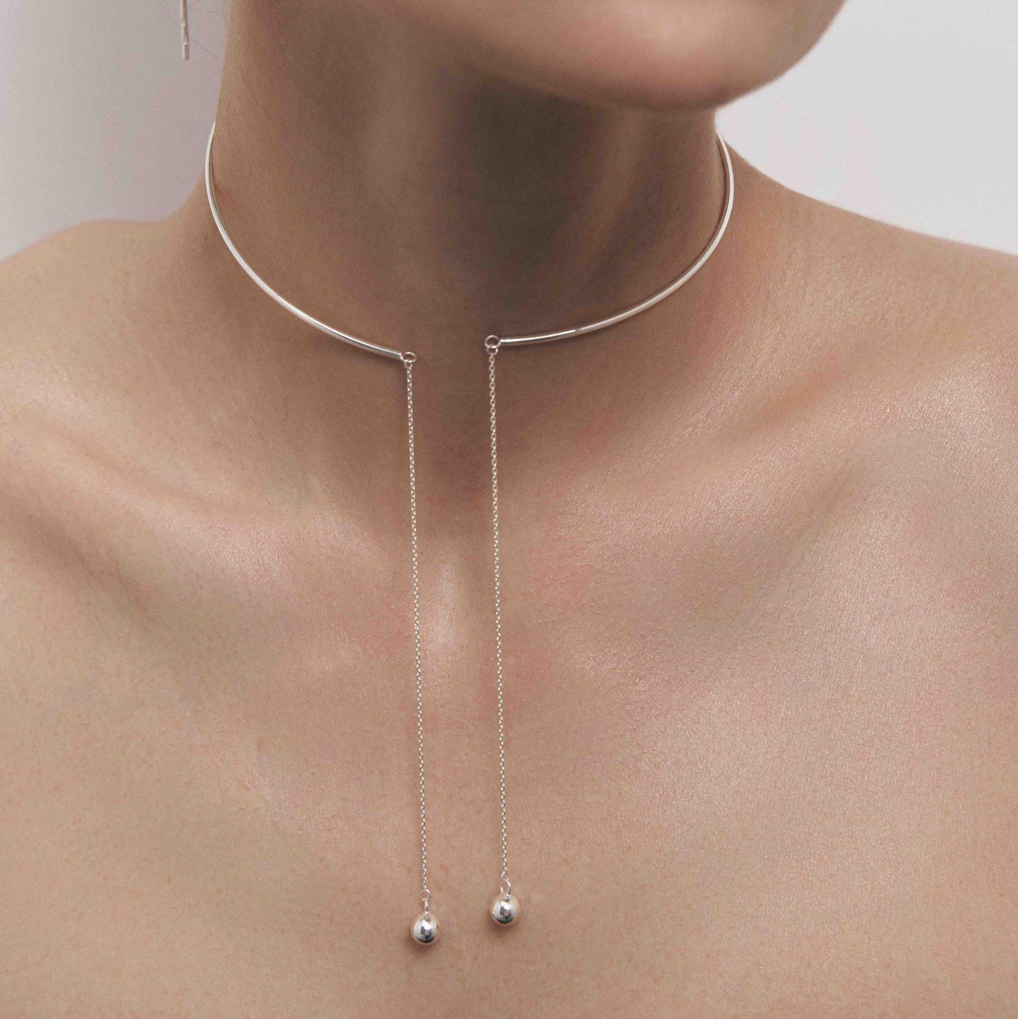 чокер с подвесными шариками