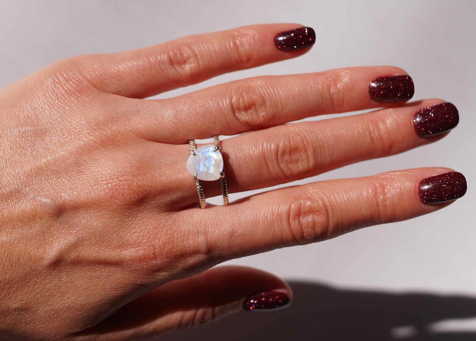 кольцо с лунным камнем