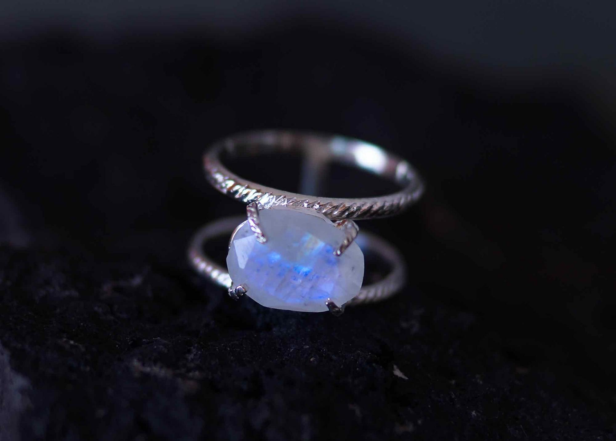 кольцо с лунным камнем