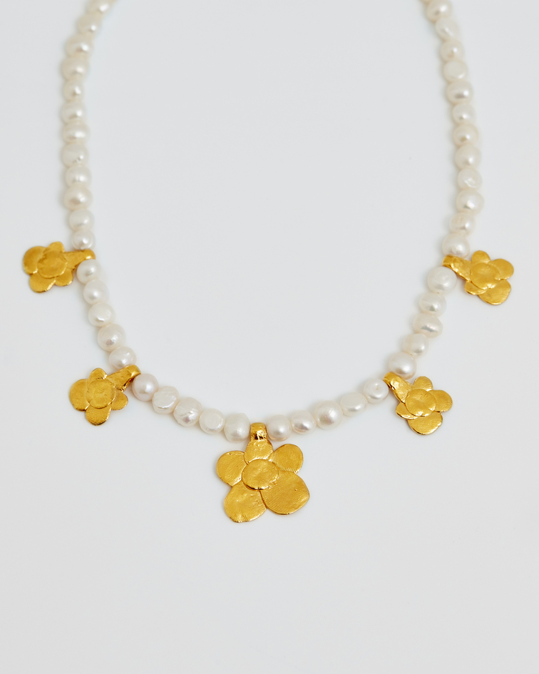 колье из жемчуга с цветочками