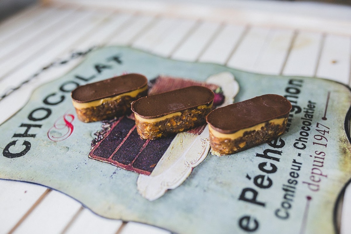 Шоколадно-арахисовая конфета