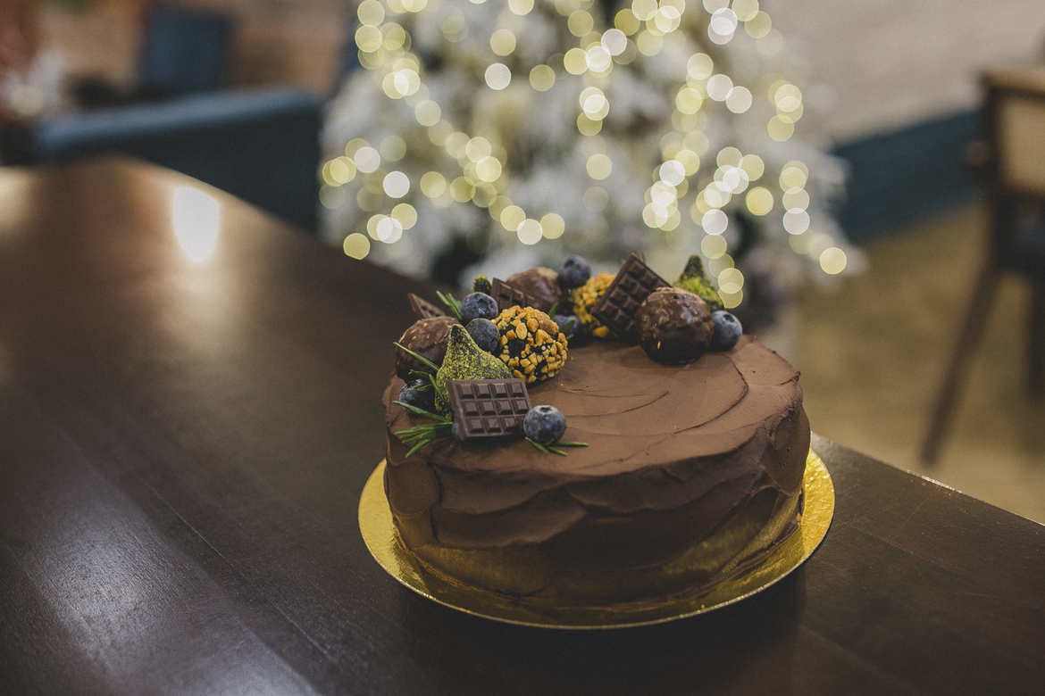 Шоколадный торт с вишней