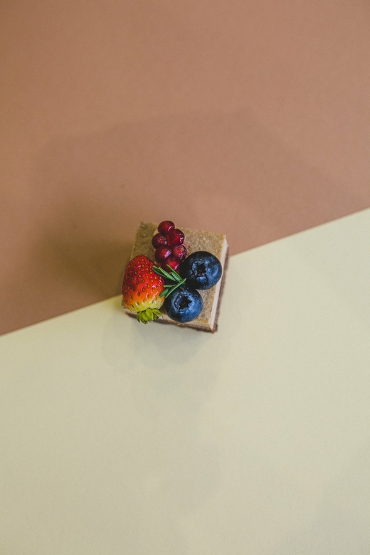 raw пирожное «Твикс» с банановой "карамелью" и молочным шоколадом