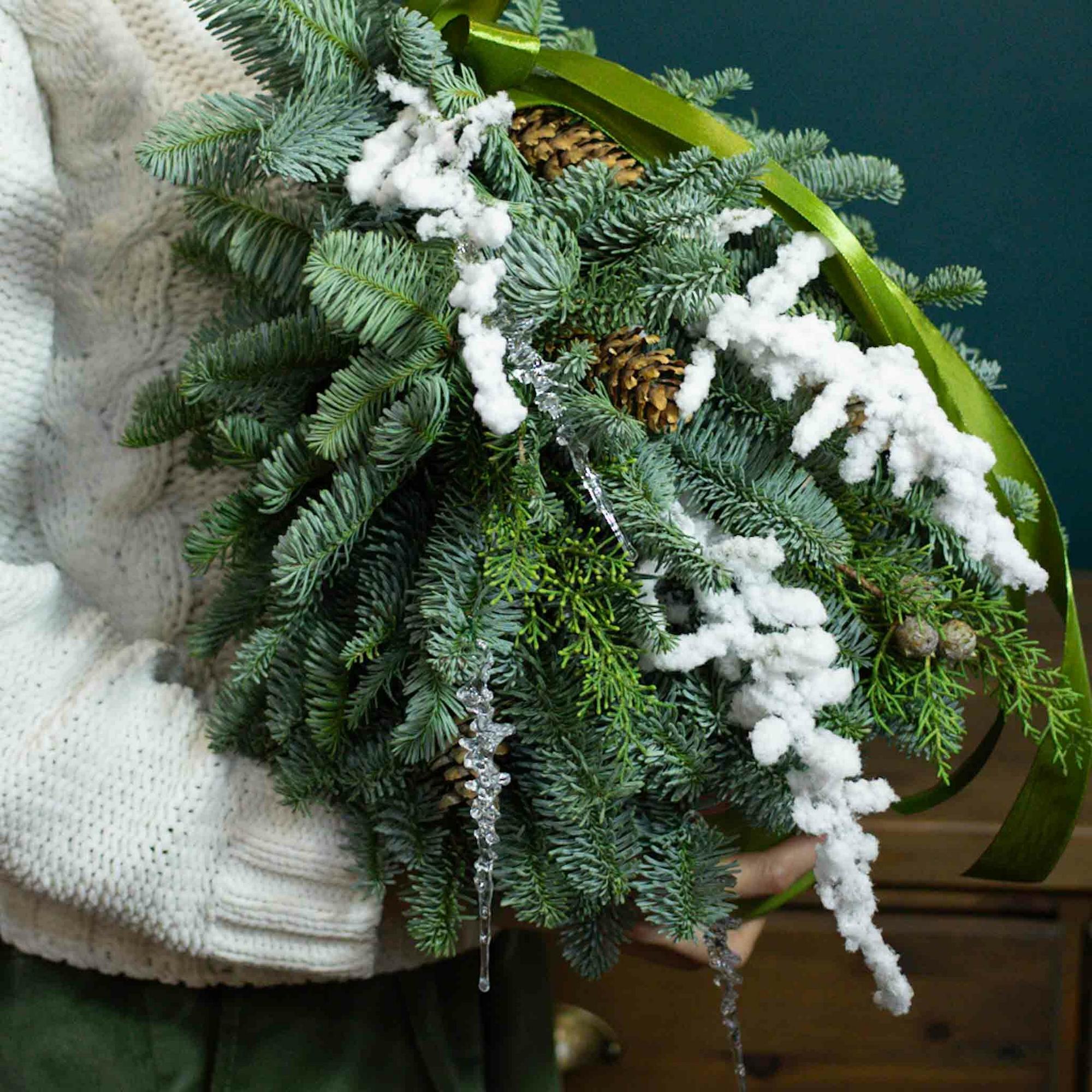 Ель под первым снегом