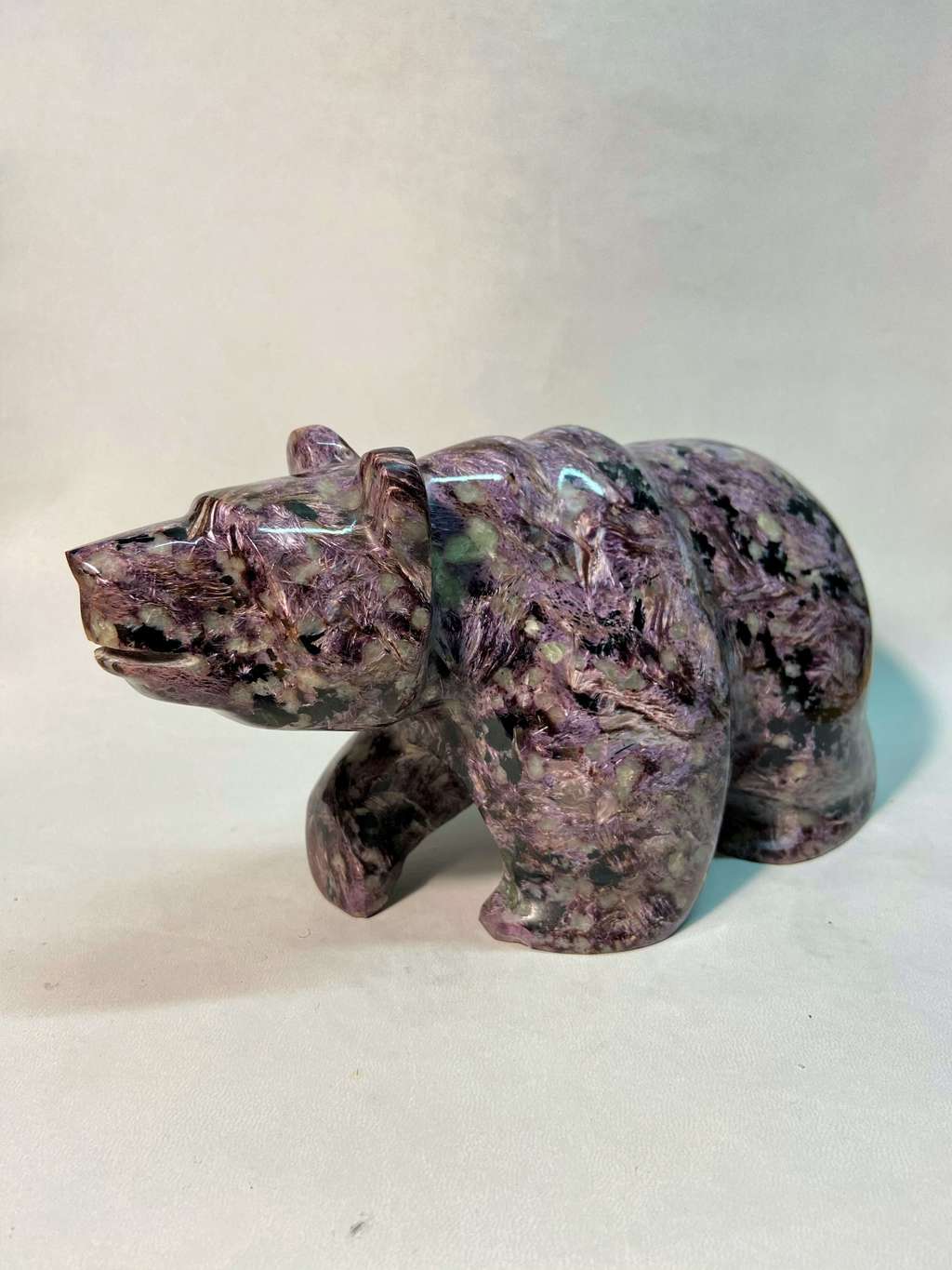 Скульптура "Медведь" (чароит)