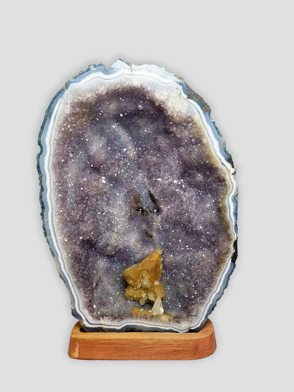 Жеода с кристаллом кальцита (аметист)
