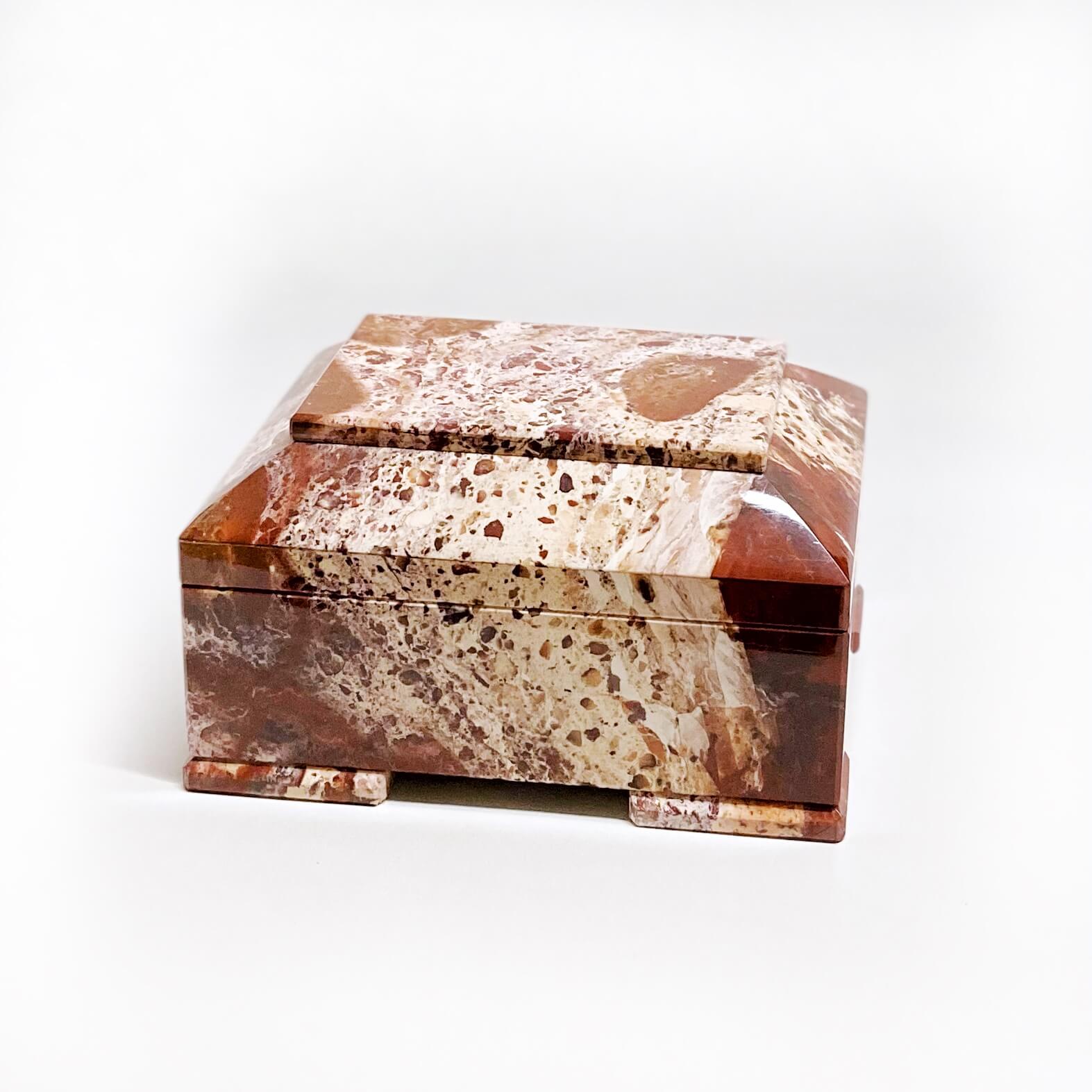 Ларец (яшма классическая)