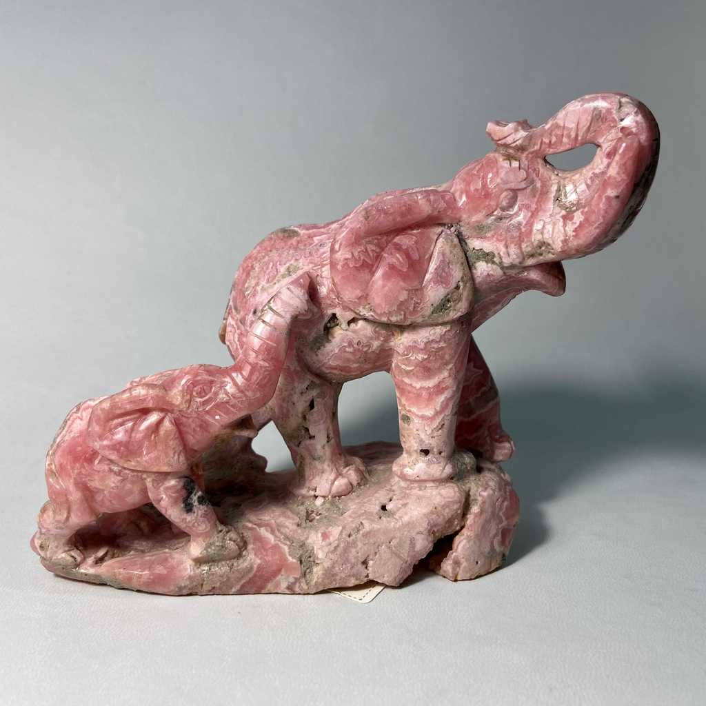 Скульптура "Слониха со слонёнком" (родохрозит)