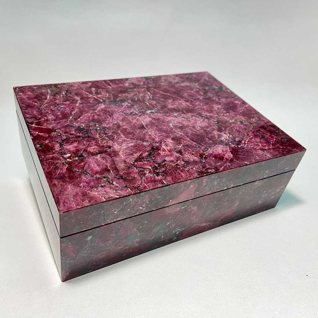 Шкатулка-хьюмидор (эвдиалит)