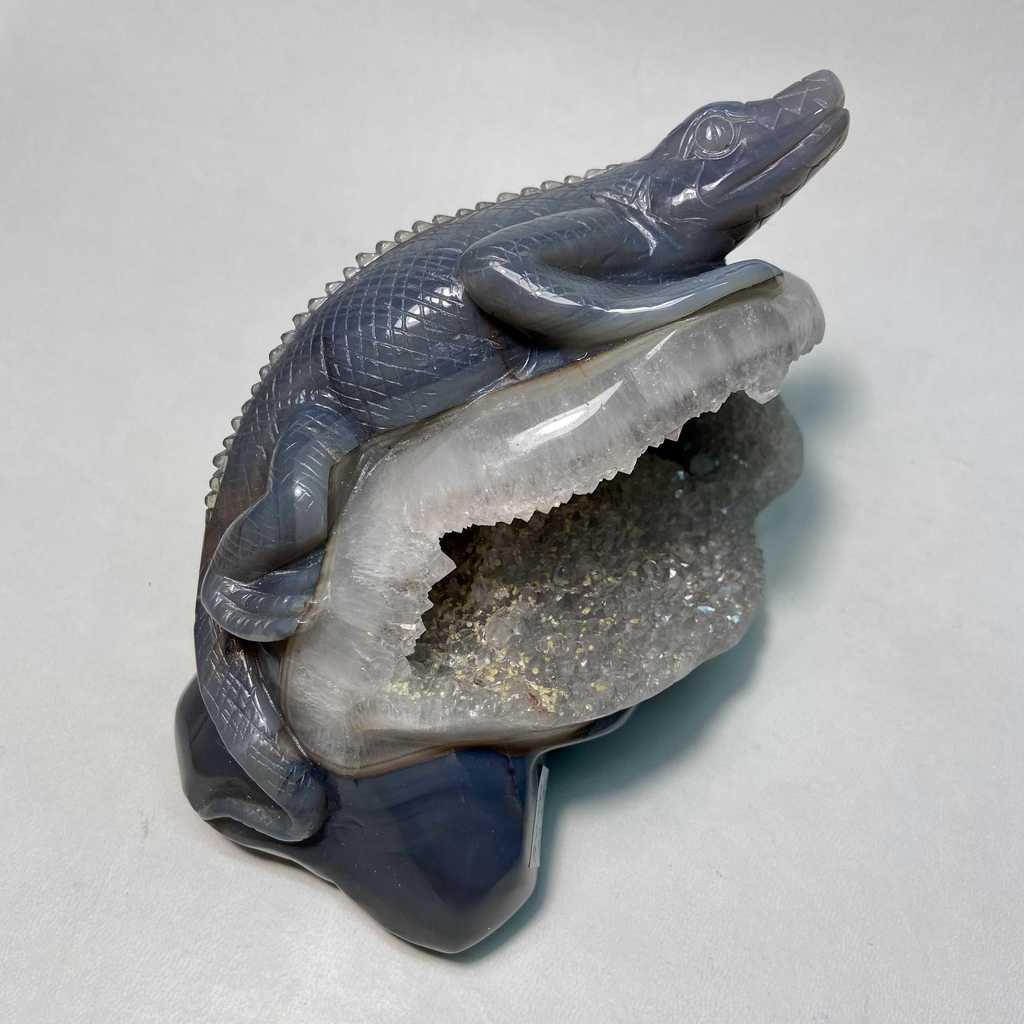 Скульптура "Крокодил" (агат с кварцевой друзой)