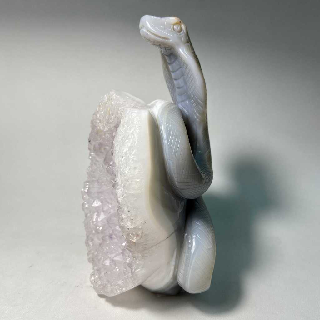 скульптура "Кобра" (агат с аметистовой друзой)