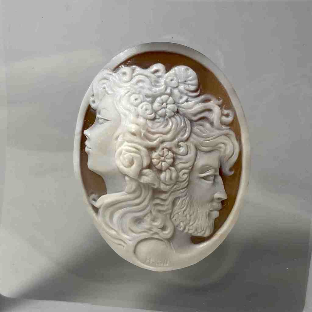 Камея "Два лика" (раковина), Италия