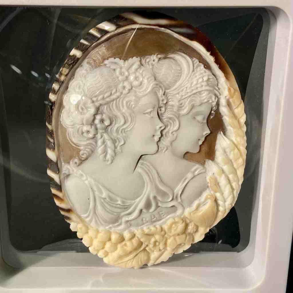 Камея "Две грации" (раковина), Италия