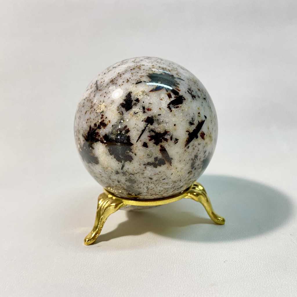 Шар (астрофиллит на альбите)