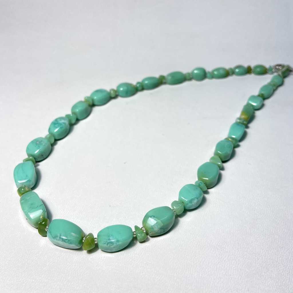 Бусы (хризопраз) фигурные