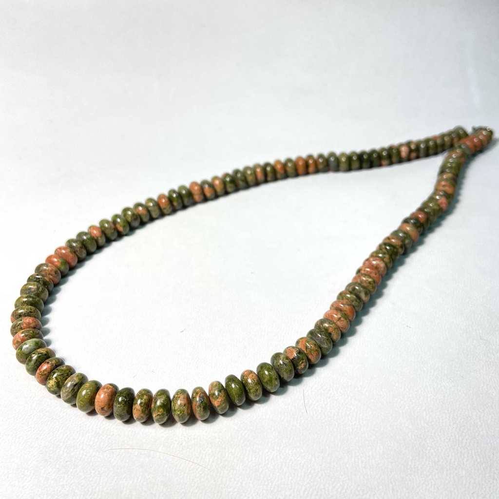 Бусы (унакит)