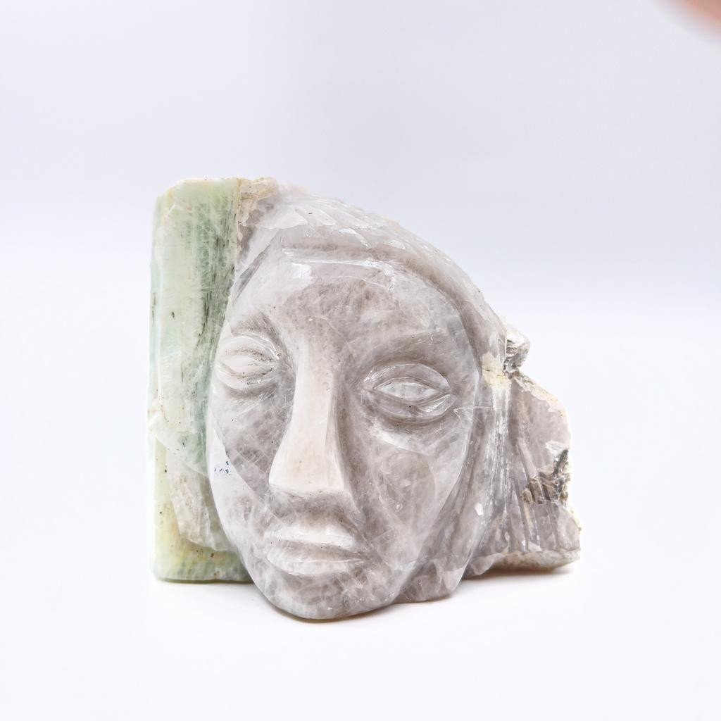 Резьба по кварцу (с кристаллом берилла)