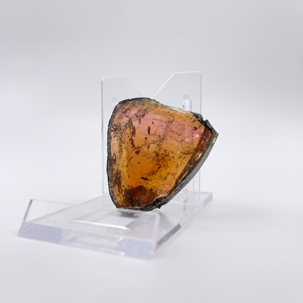 Спил кристалла, турмалин-хамелеонит