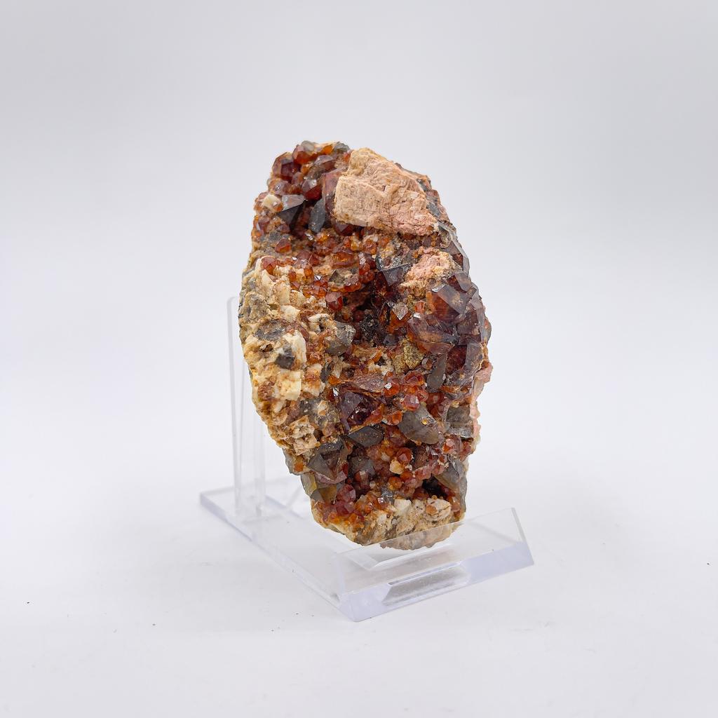 Спессартин, дымчатый кварц, гельвин, мусковит