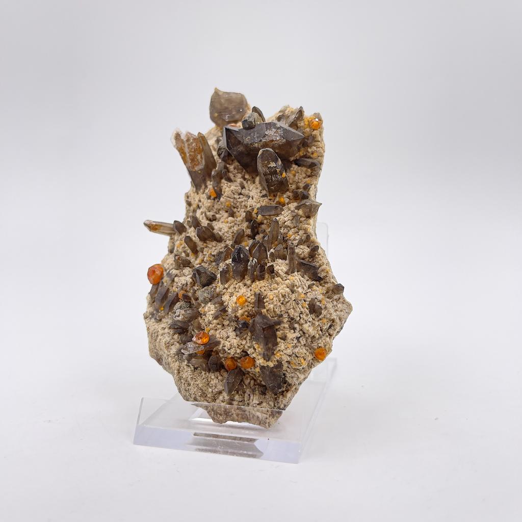 Спессартин, дымчатый кварц, гельвин, мусковит