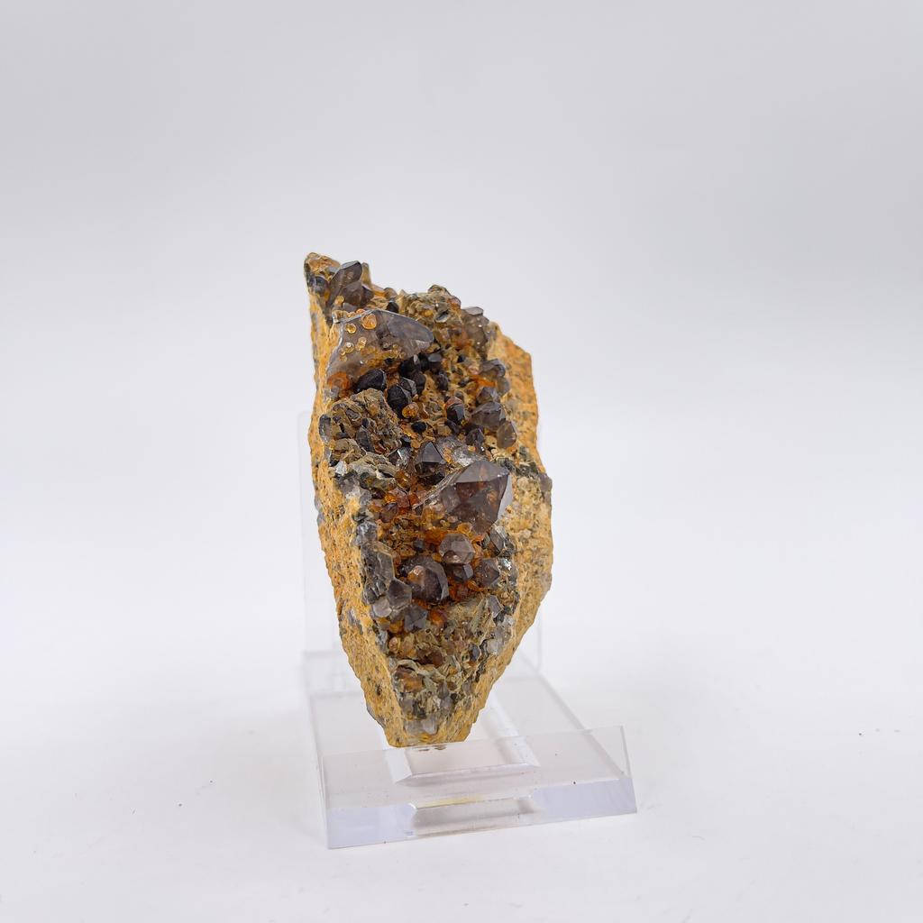 спессартин, дымчатый кварц, гельвин, мусковит