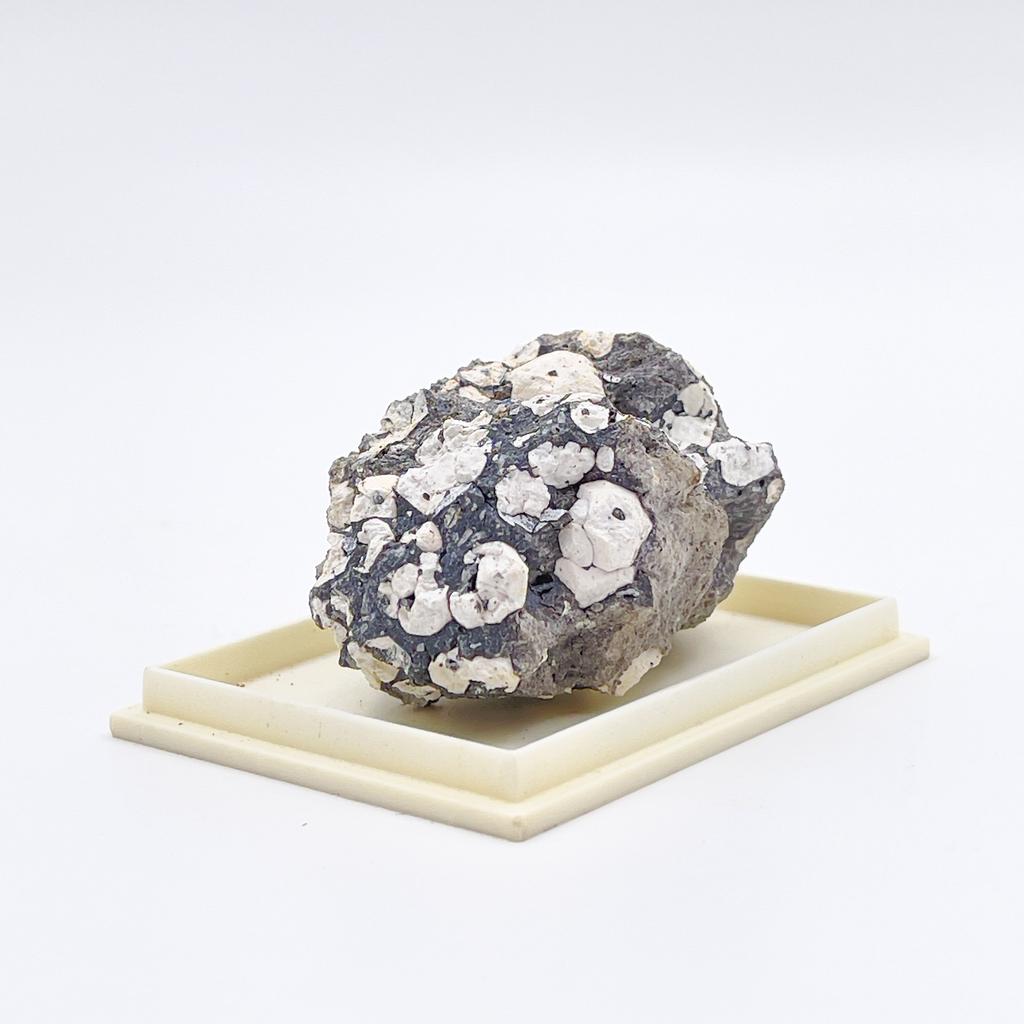 Лейцит, Италия