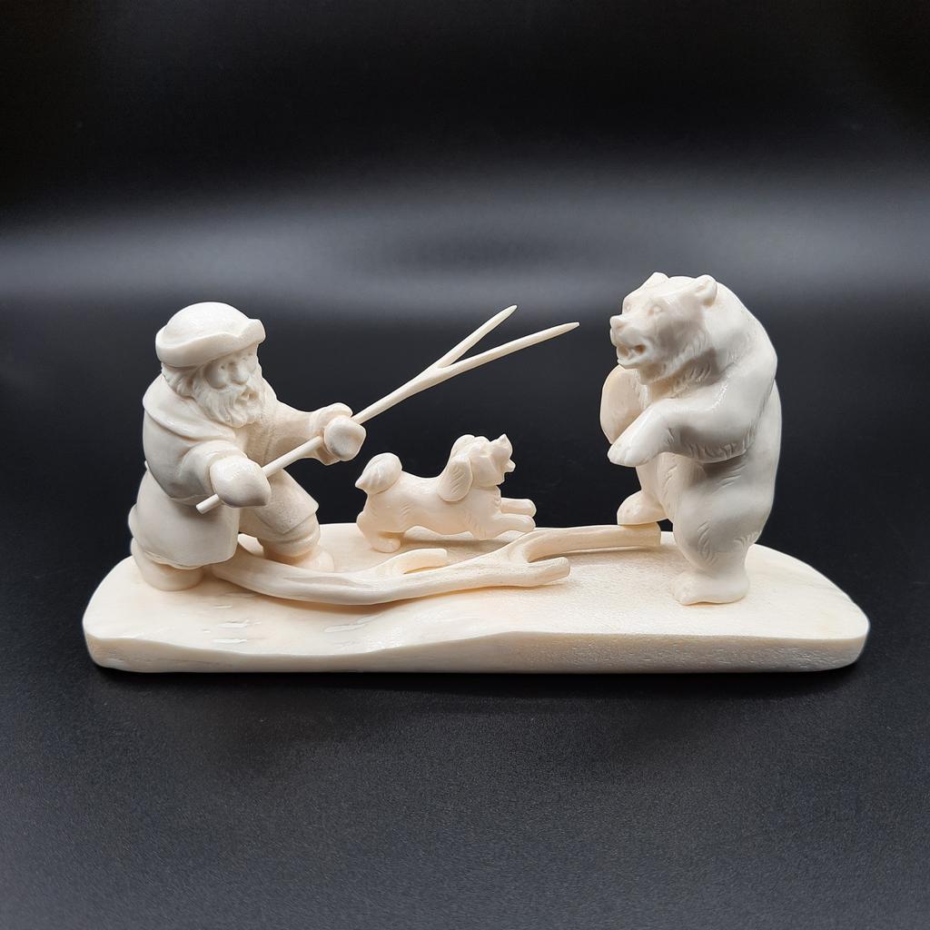 Скульптура "Охота на медведя", рог лося