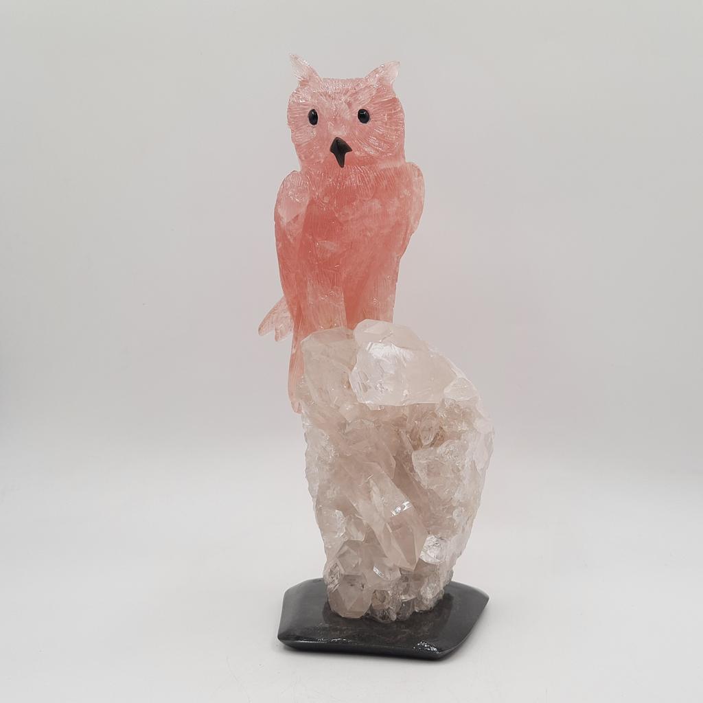 Скульптура "Сова" из розового кварца на друзе горного хрусталя, Бразилия