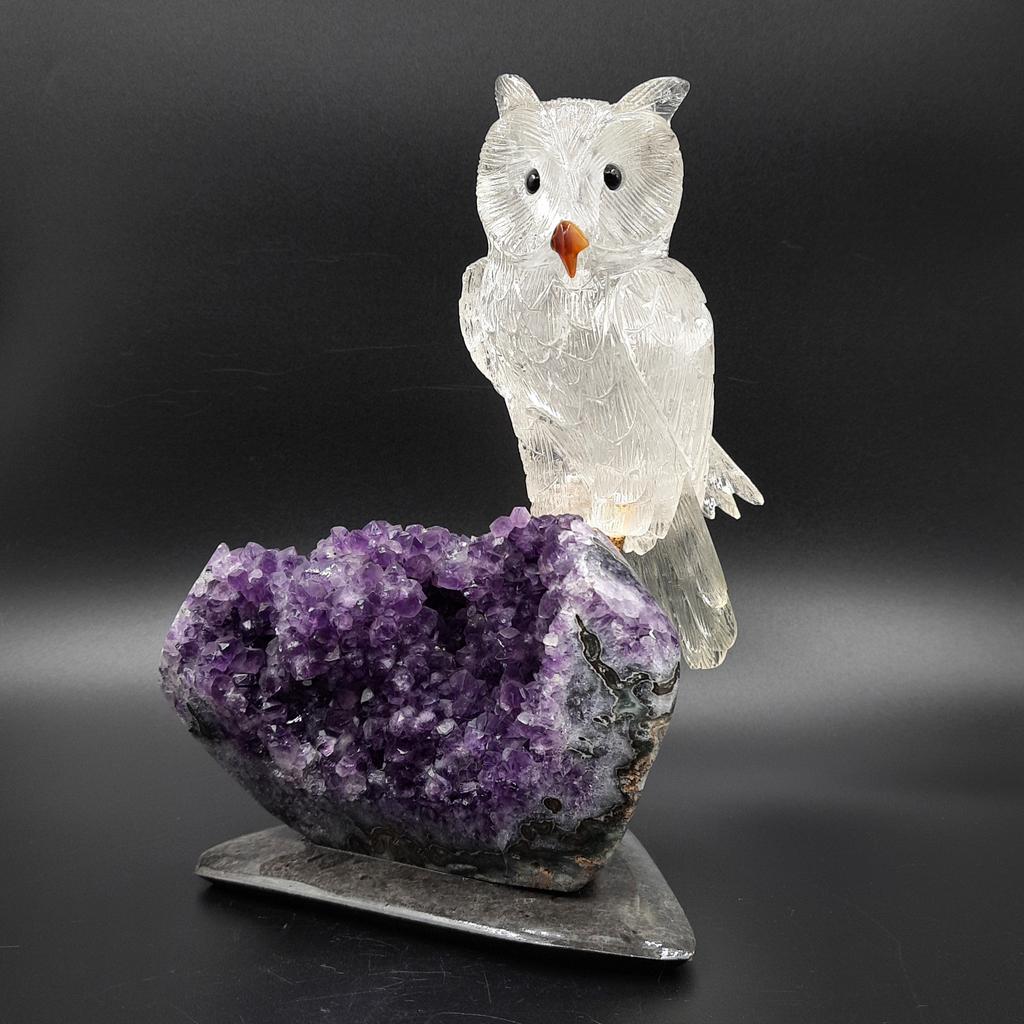 Скульптура "Сова" из горного хрусталя на аметистовой друзе, Бразилия