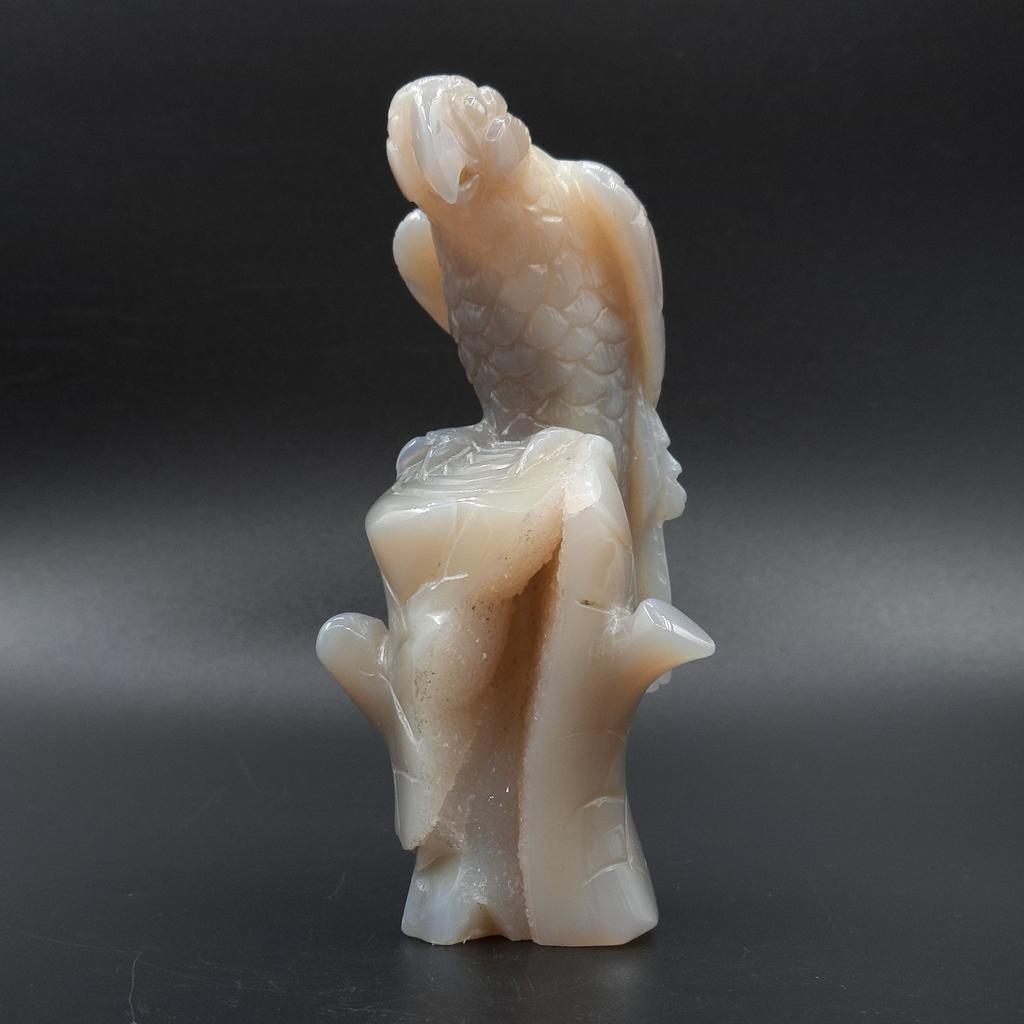 Скульптура "Попугай на пеньке", агат с друзой