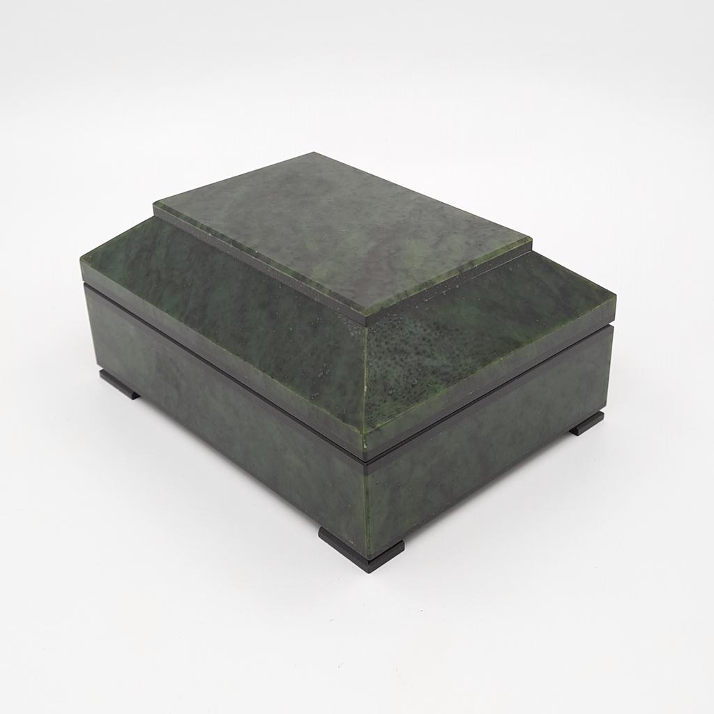 Ларец, нефрит