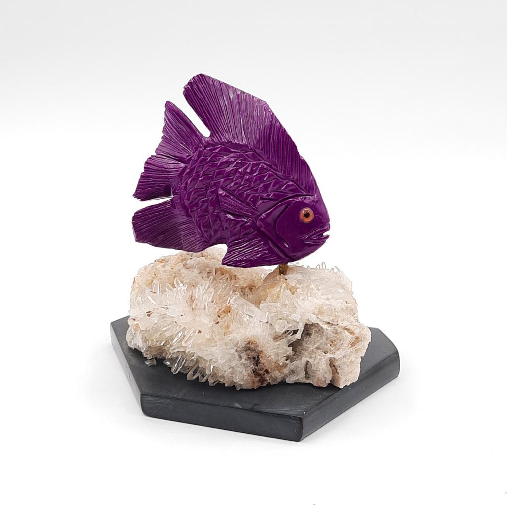 Скульптура "Рыбка", сугилит на друзе горного хрусталя, Перу