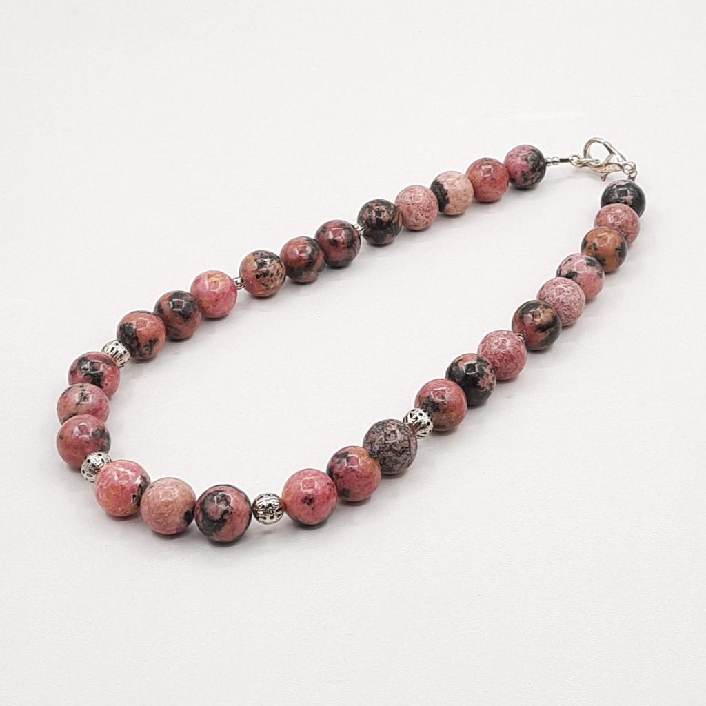 Бусы, родонит