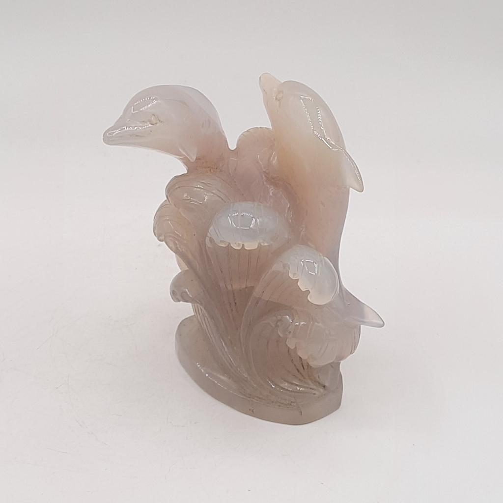 Скульптура "Дельфины", халцедон, Гонконг