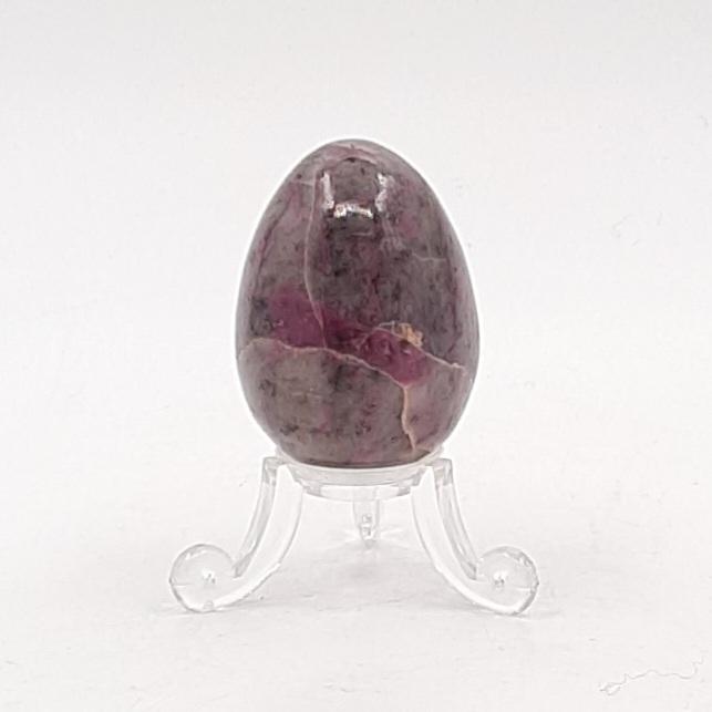 Яйцо, корунд красный в породе