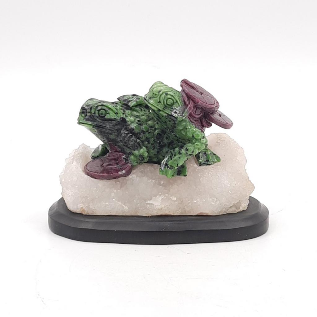 Скульптура "Лягушки", корунд красный в цоизите