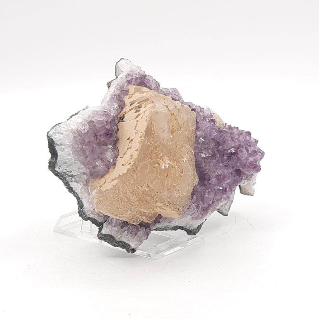 Друза аметист с кристаллом кальцита, Бразилия