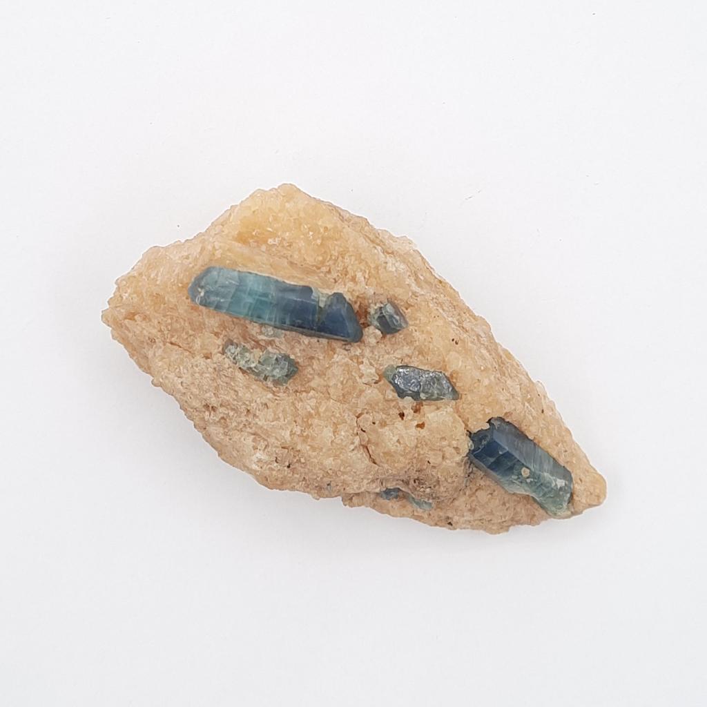 *Кристаллы апатита в кальците, Россия, Дальний Восток, Дальнегорск