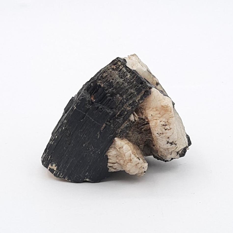 *Ильваит-кристалл, кальцит, Россия, Дальний Восток, Дальнегорск