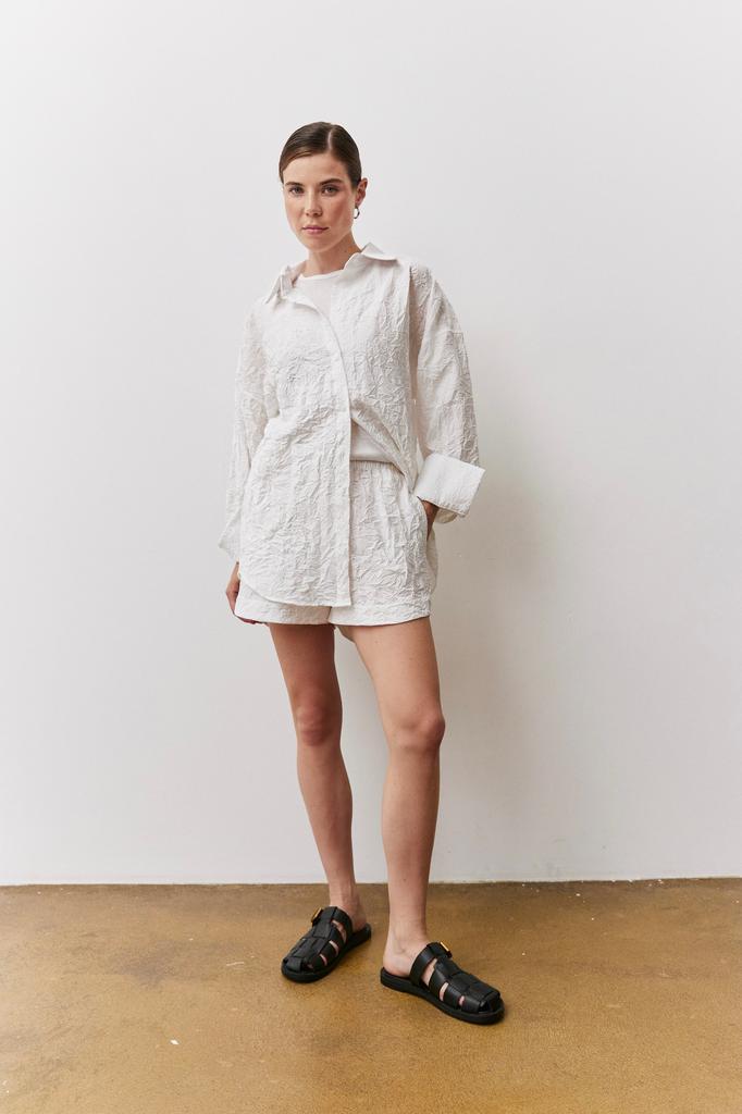 Рубашка из жатой ткани белая