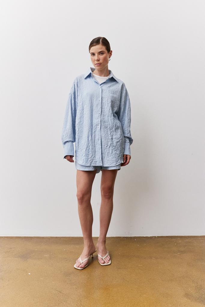 Рубашка из жатой ткани голубая