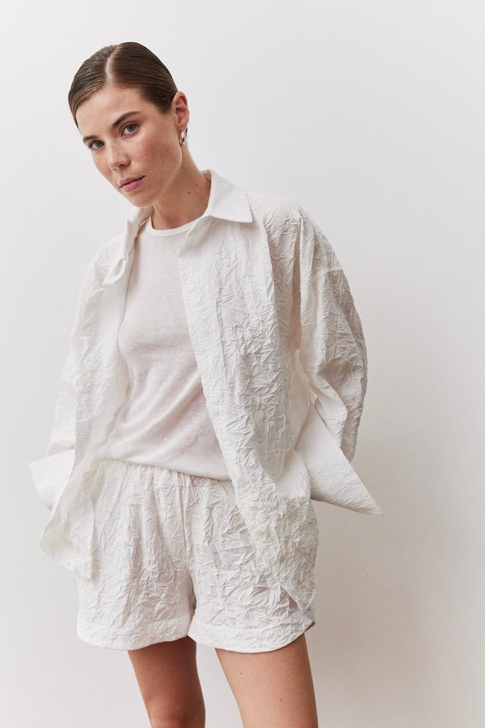 Шорты из жатой ткани белые