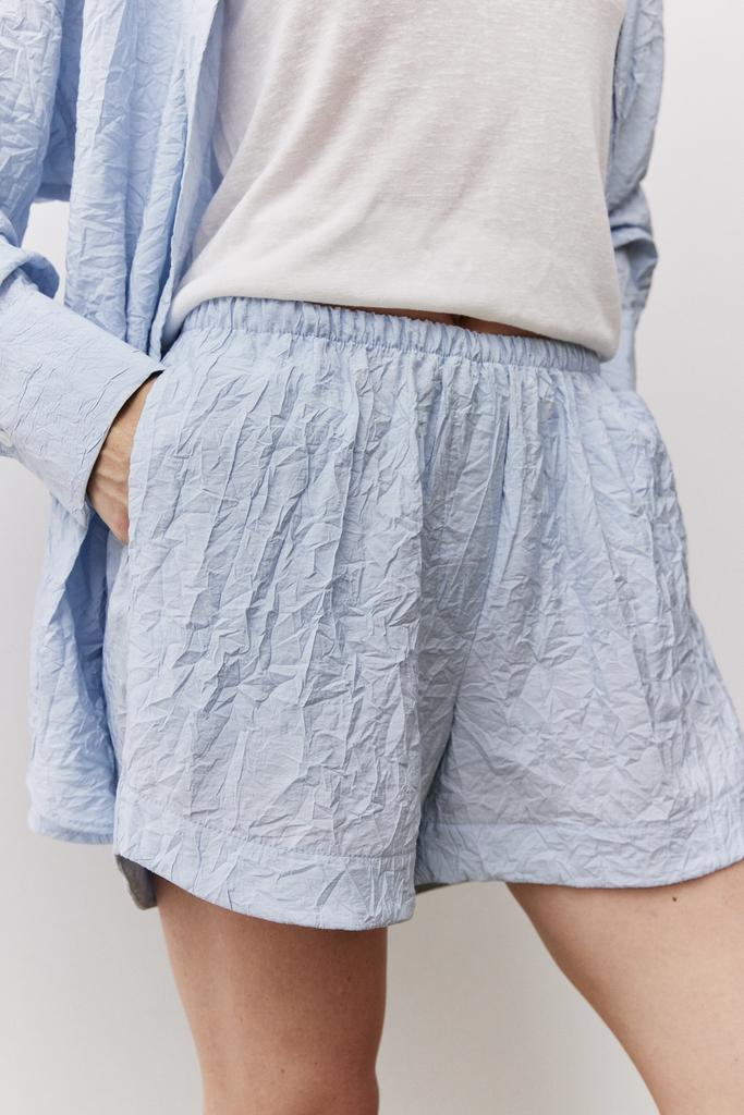 Шорты из жатой ткани голубые