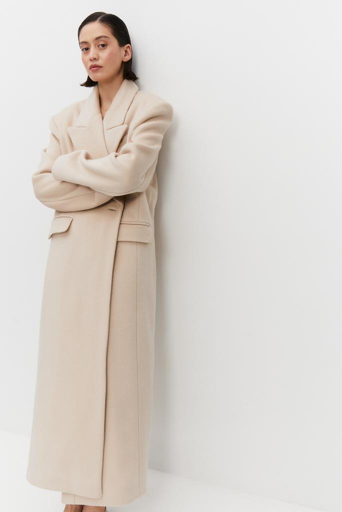 Двубортное пальто пудровое