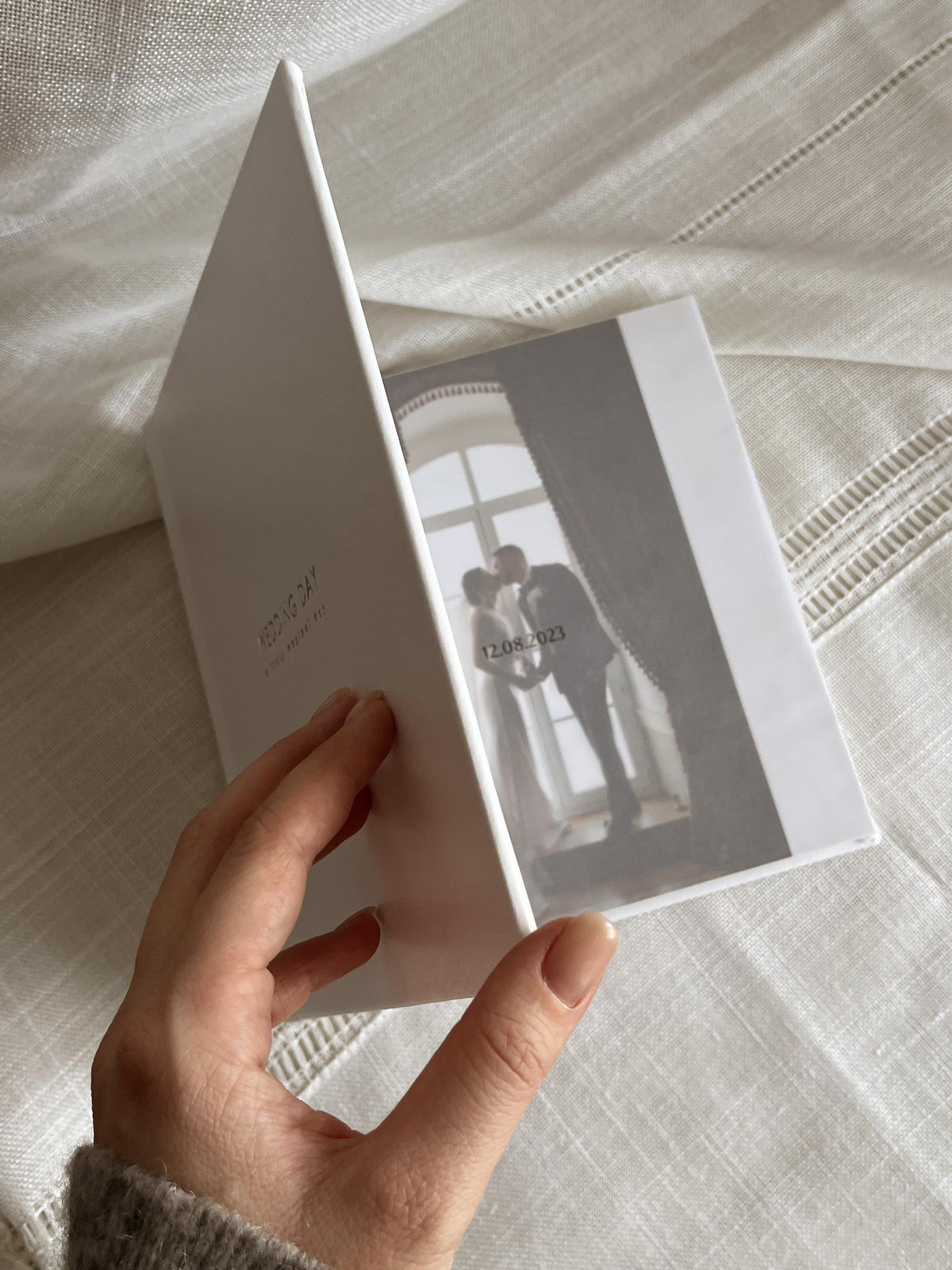 ФОТОКНИГА В ОБЛОЖКЕ ИЗ ЭКО КОЖИ БЕЛОГО ОТТЕНКА 20х20 СМ