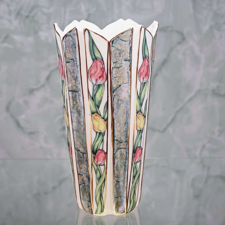 Ваза фарфоровая ручной работы Тюльпаны