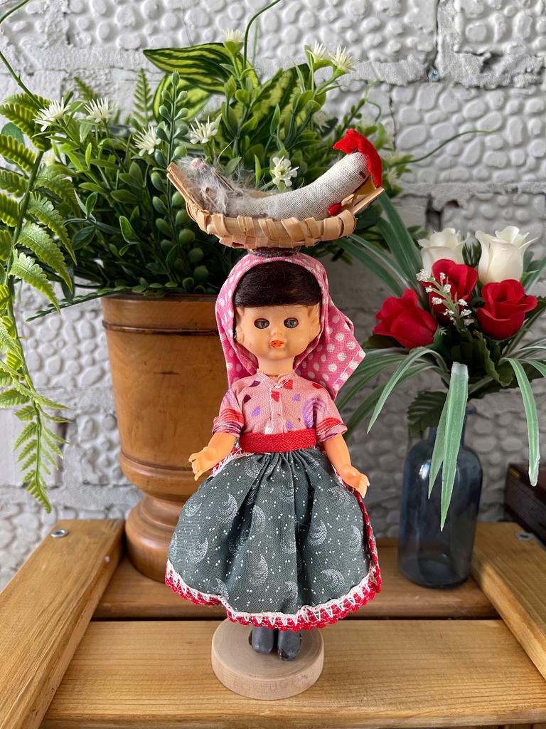 Португалочка кукла с корзиной, 21 см (2007799)
