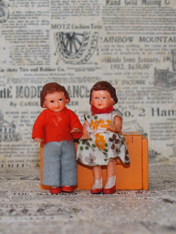 Пара куколок-аришек в оригинальных костюмчиках, 8 см, 600397