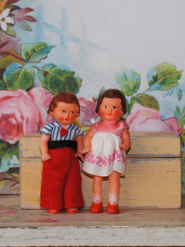 Пара куколок ARI в оригинальных костюмчиках, 8 см, 600461